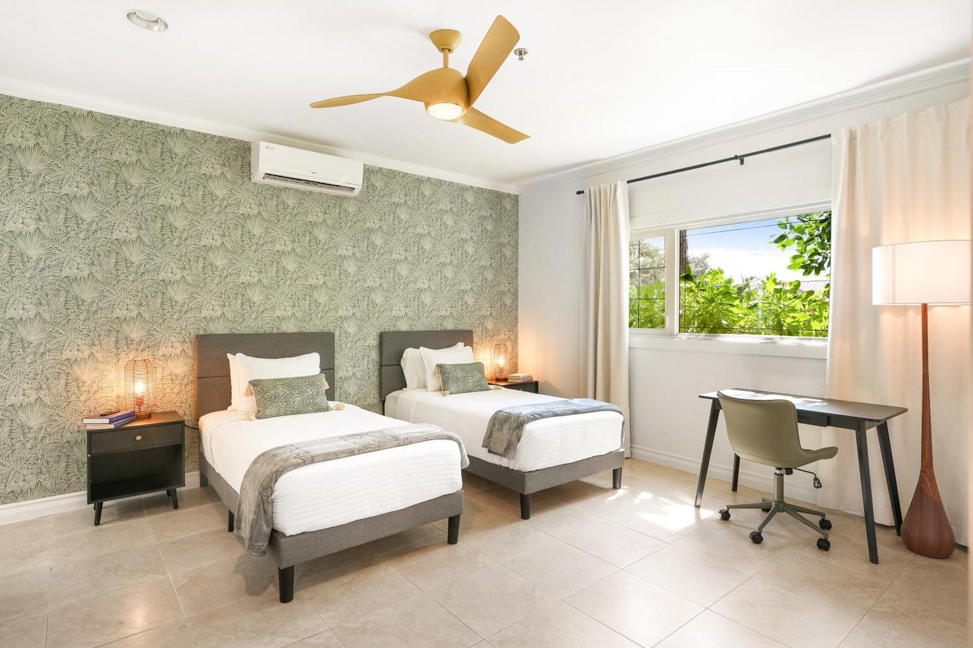 Cobalt Coast Resort West Bay 외부 사진