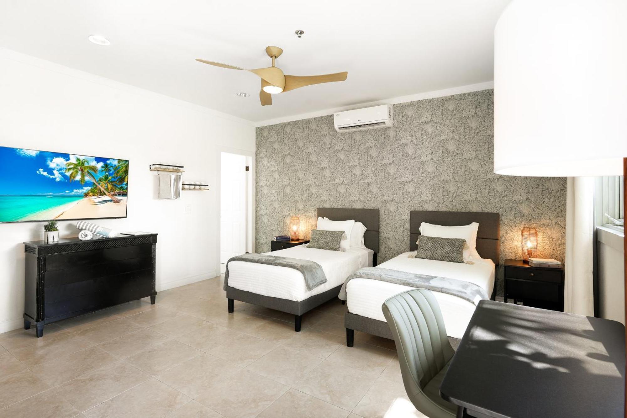 Cobalt Coast Resort West Bay 외부 사진